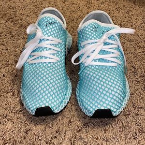 Women’s BRAND NEW Adidas Parley Deerupt
